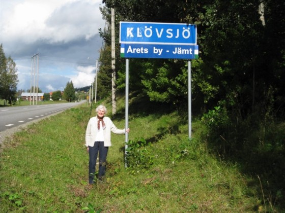 Grandma with Klovsjo Sign